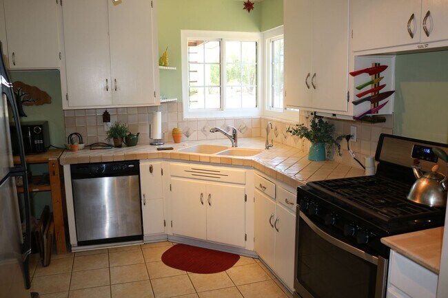 Building Photo - Two bedroom one bath fully furnished located in central Tucson!