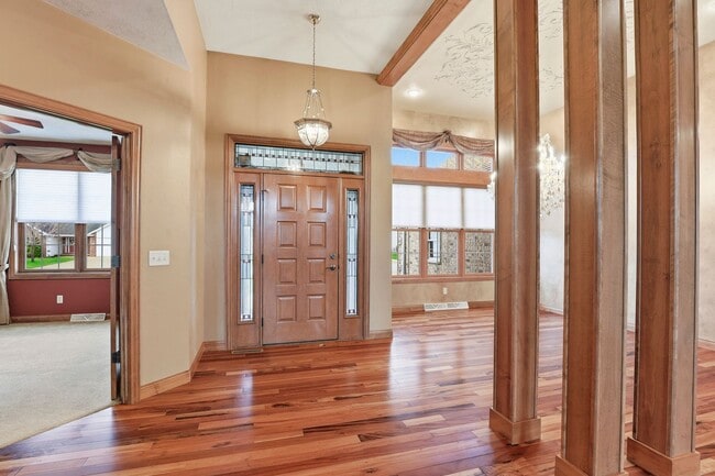 Building Photo - Stunning Appleton Home