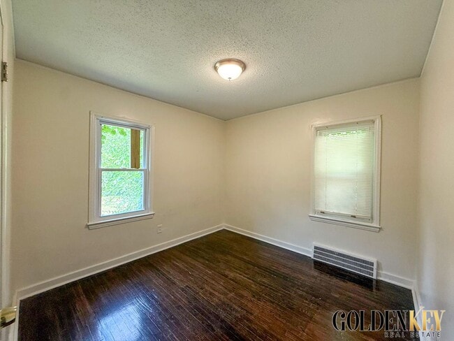 Building Photo - Eastside Remodeled 3 bedroom home near 8 M...