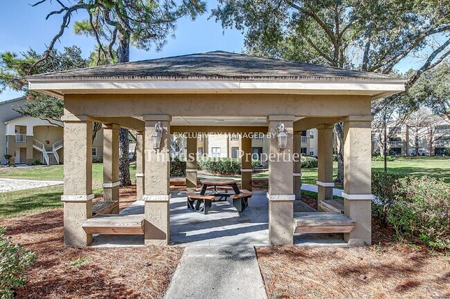 Building Photo - 11 Arbor Club Dr