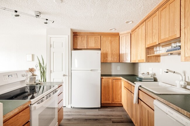 Building Photo - Top-Floor 2BA, 1BA Cap Hill Condo with Par...