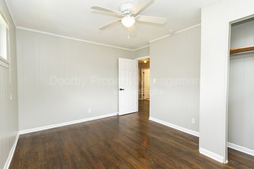 Building Photo - 1127 Clermont Dr
