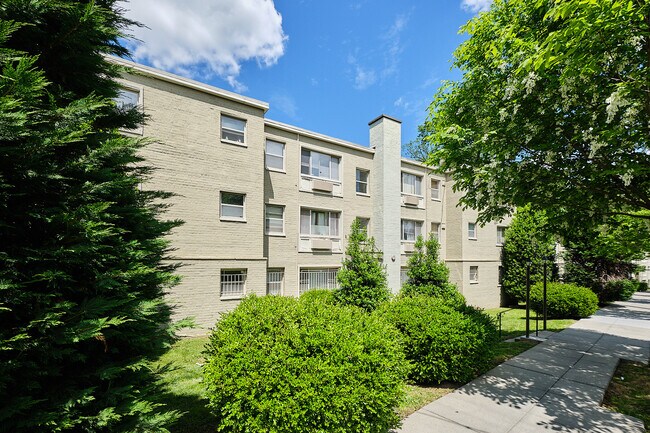 Building Photo - 2832 Hartford St SE