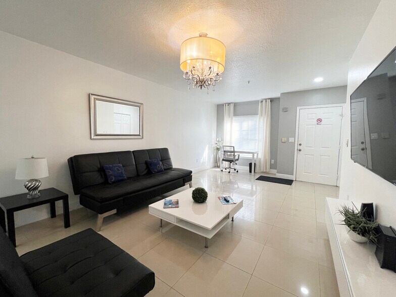 Building Photo - 4368 S Kirkman Rd