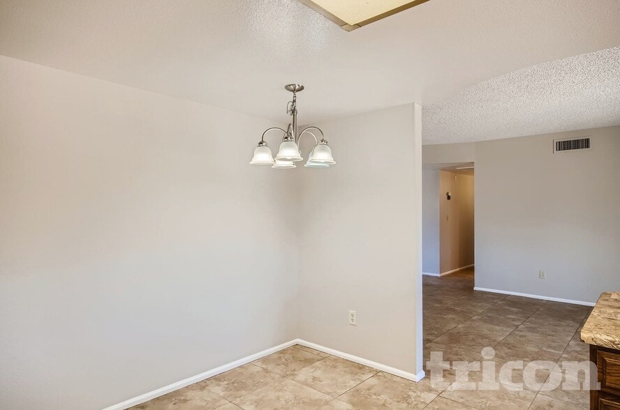 Building Photo - 4201 W Sunnyside Ave