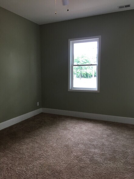 Building Photo - 621 E Chestnut St