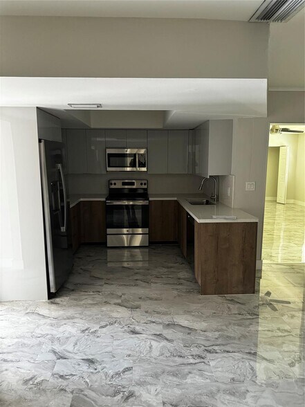 Building Photo - 5406 Bayberry Ln