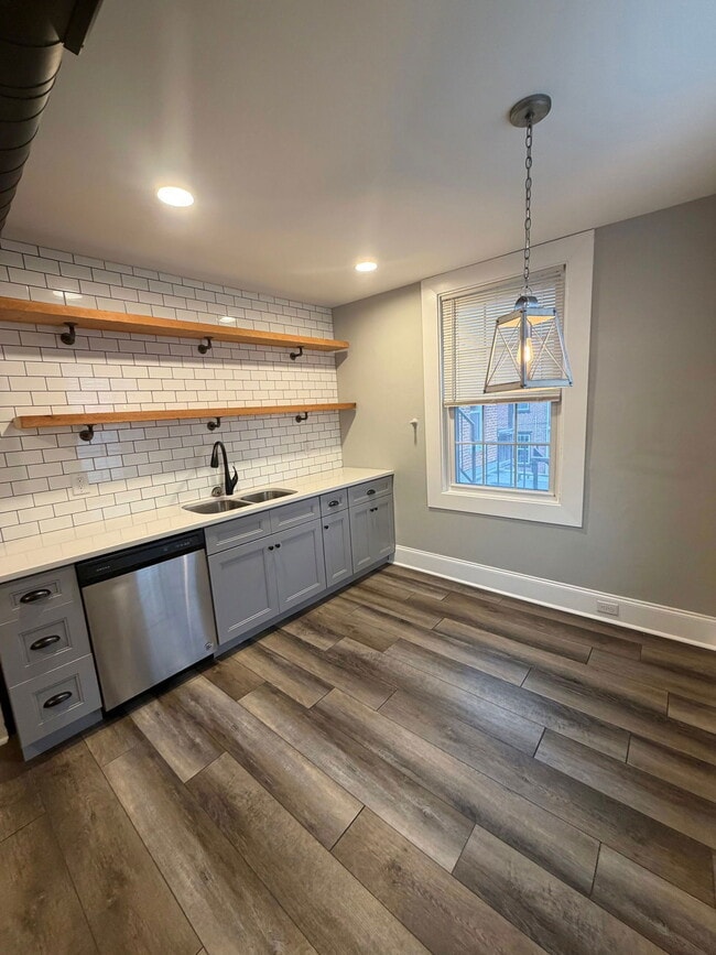 Building Photo - 252 N Mulberry St