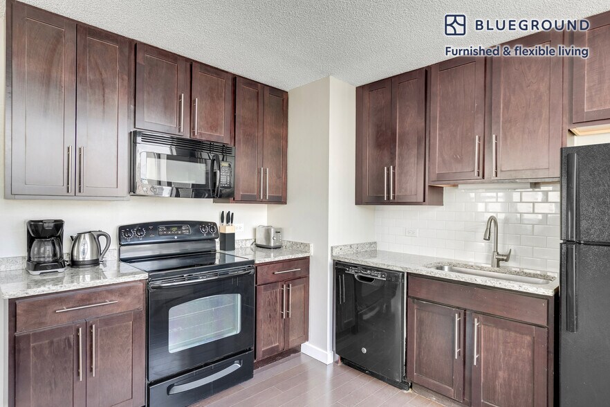 Building Photo - 77 W Huron St