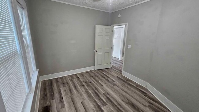 Building Photo - 5614 6th Ave