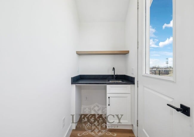 Building Photo - 1019 12th Ave N