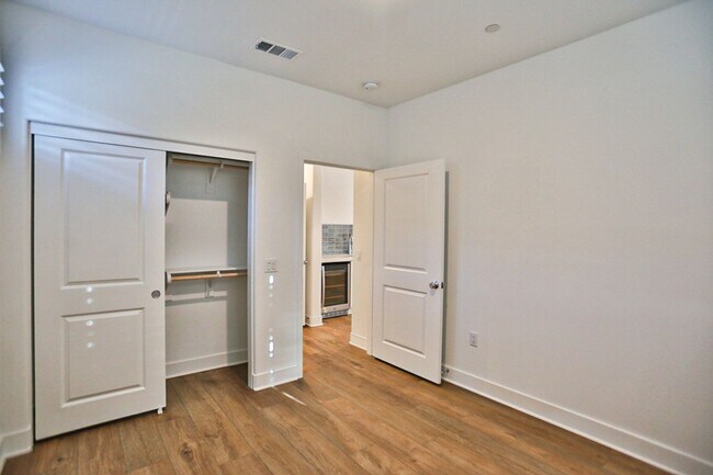 Building Photo - 5 Bedroom SFR in Irvine