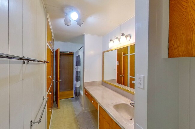 Building Photo - 2 Bed 1 Bath 1 Parking Apartment. 1 Year Lease.