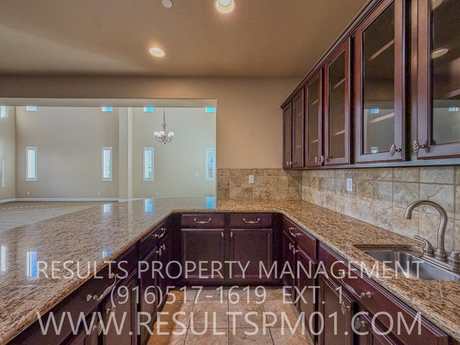 Building Photo - Elegance and spacious Mini Mansion