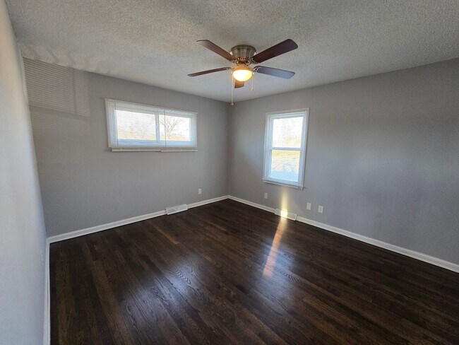 Building Photo - 3 Bedroom Ranch with large fenced in backyard