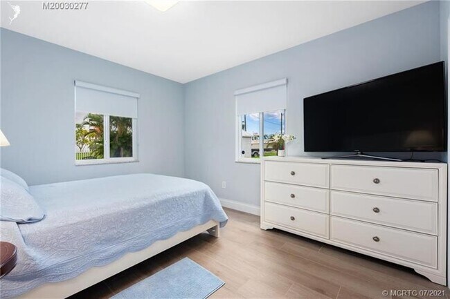 Building Photo - 356 Granada St