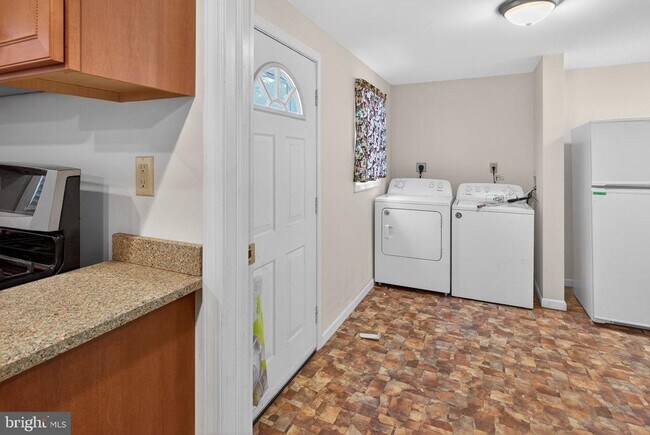 Building Photo - 764 Lakehurst Rd