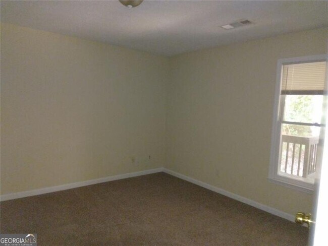 Building Photo - 1600 Oakpoint Dr SW