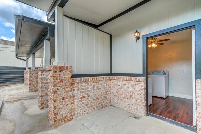 Building Photo - 2127 Maximilian St
