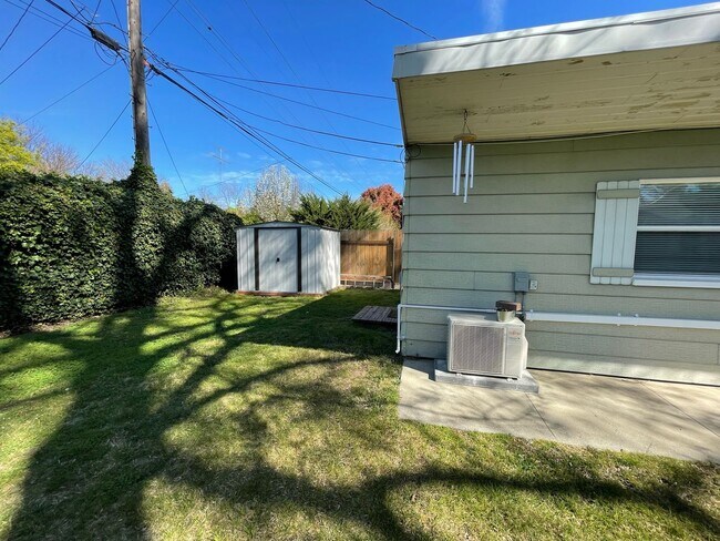 Building Photo - 1724 1/2 Delaware Ave - West Sacramento 95691
