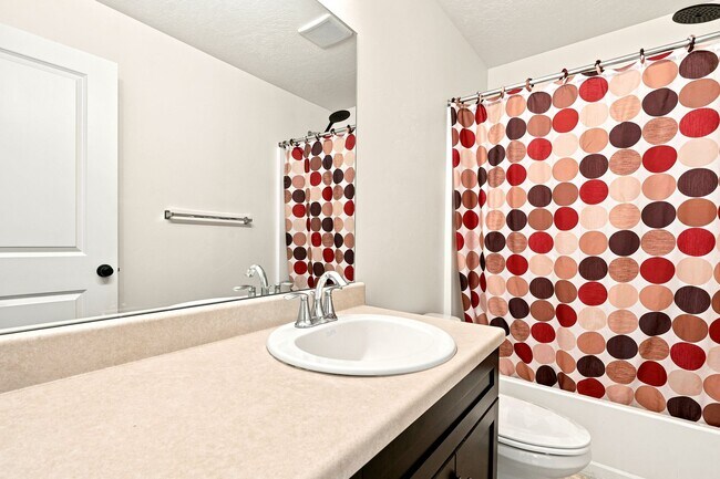 Building Photo - 3 Bedroom 2.5 Bathroom Townhome in Bluffdale!