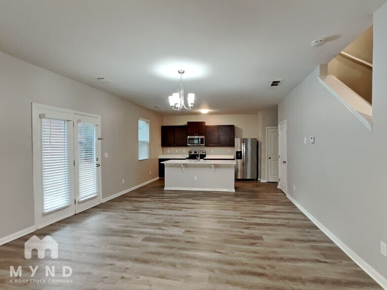 Building Photo - 828 Lake Chase