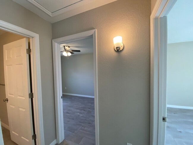 Building Photo - Custom Home - Desirable SE Ocala neighborhood 3/2/2 ** Wont Last**