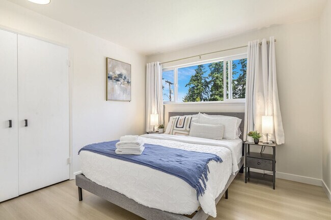 Building Photo - 12527 SE 52nd St