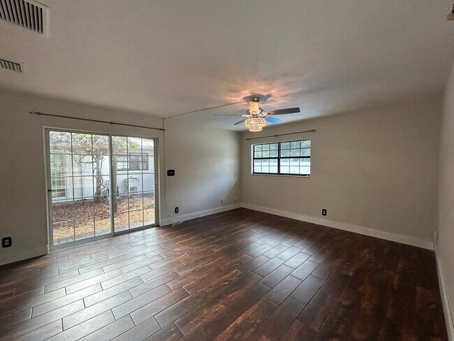 Building Photo - STUNNING 4BR/2BA Home with PRIVATE POOL & ...