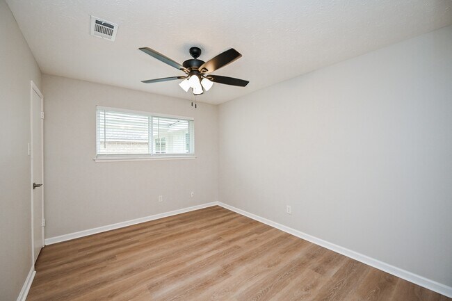 Building Photo - 2818 Green Fields Dr