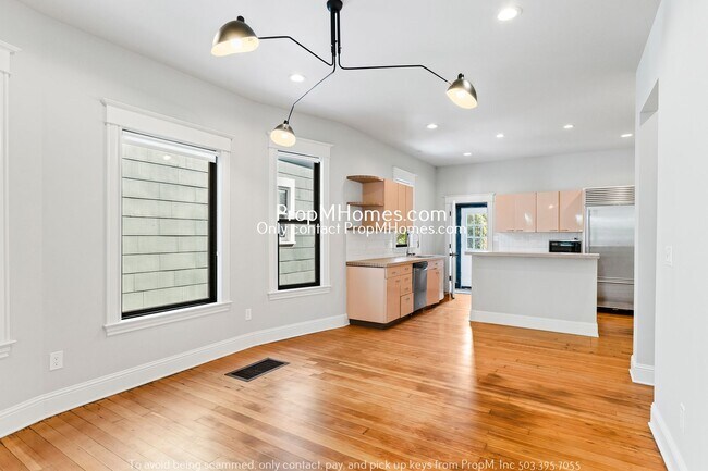Building Photo - Charming Three Bedroom Home In N Portland!