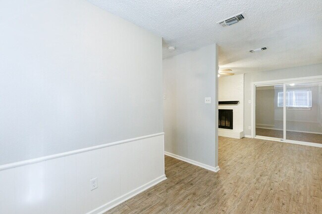 Building Photo - 3 Bedroom with 2 living rooms