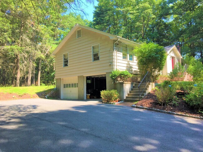 Building Photo - 53 Deerhaven Rd