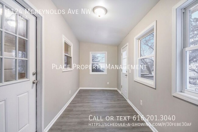 Building Photo - 1124 Mcreyonlds - 3 bedroom with four seas...