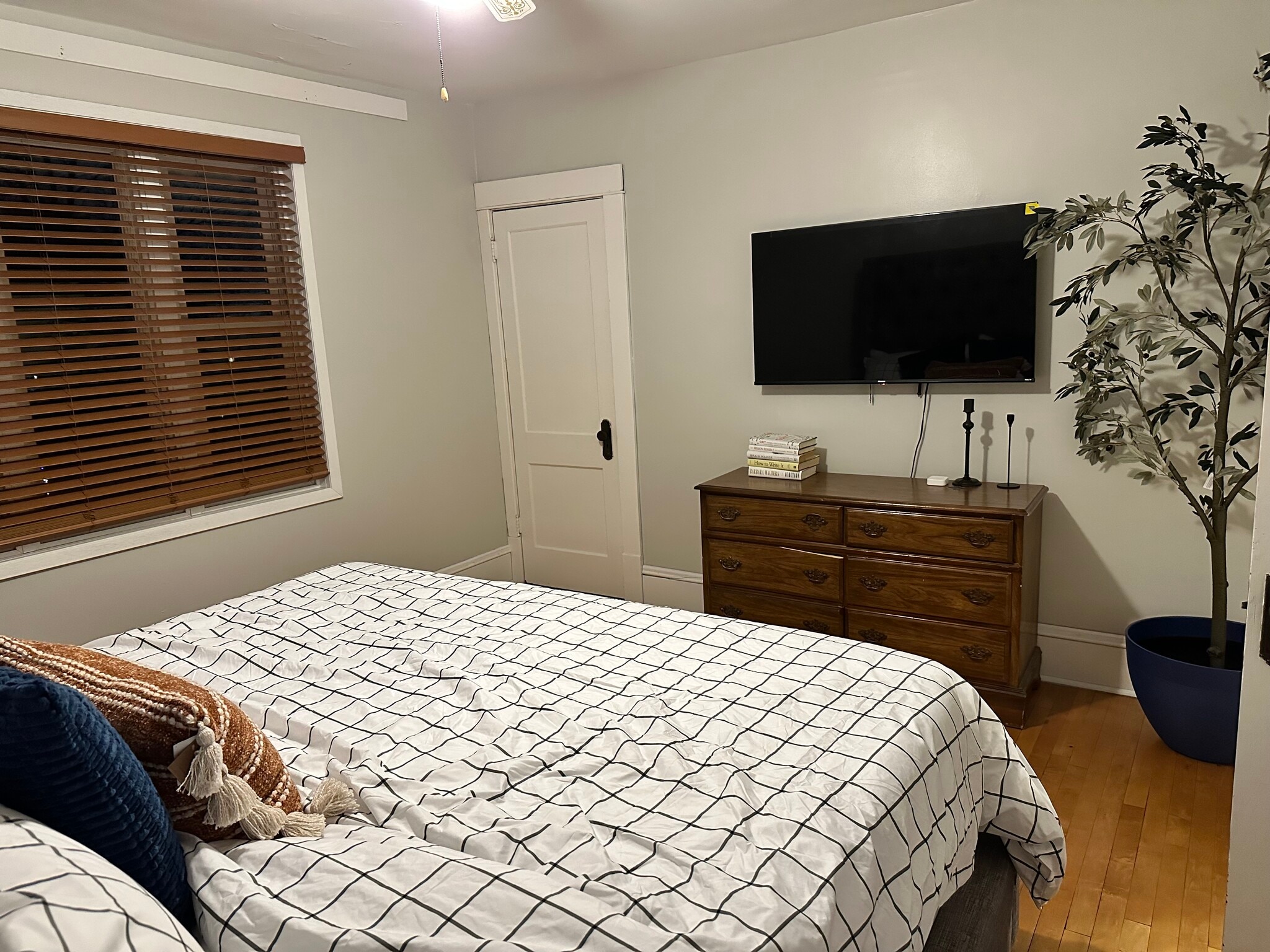 Building Photo - 800 37th Ave NE