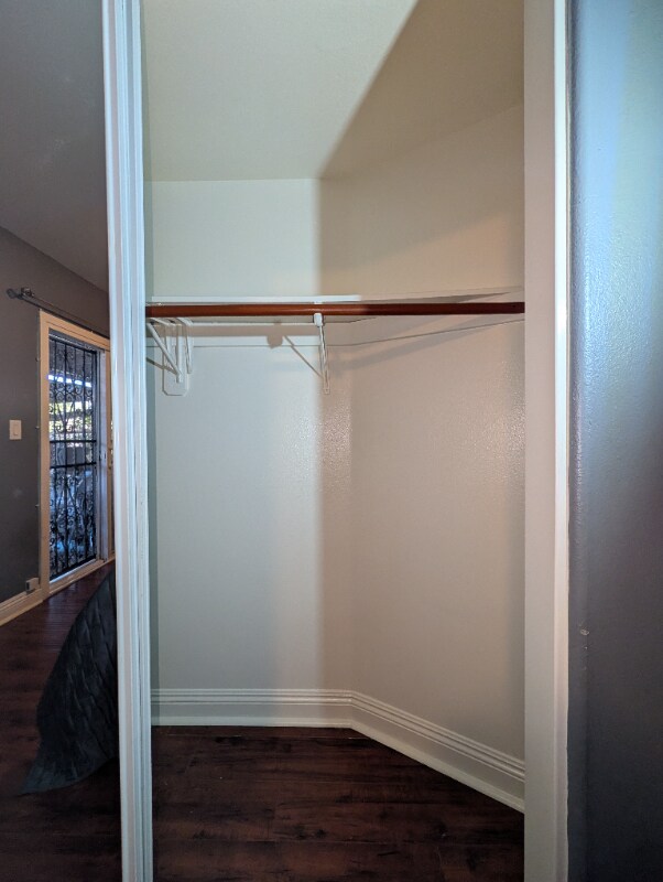 Building Photo - 1907 W Vernon Ave