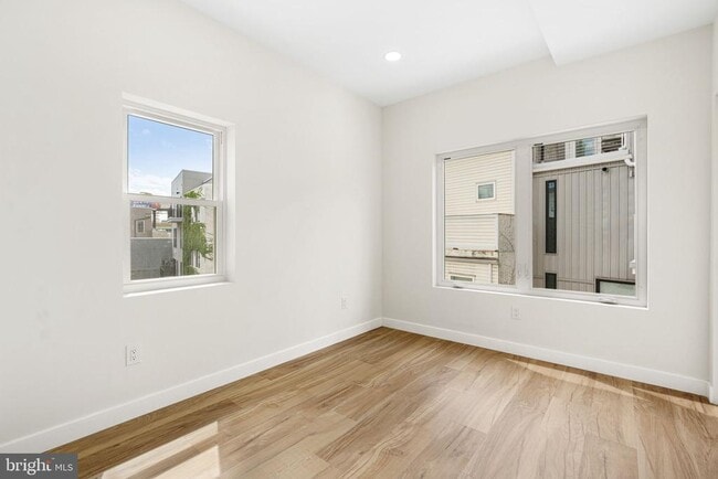 Building Photo - 1124 Dunton St