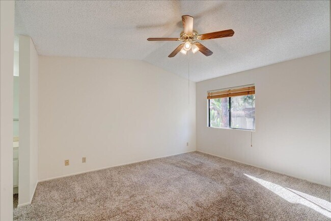 Building Photo - Beautiful End-Unit Townhome Centraly Located