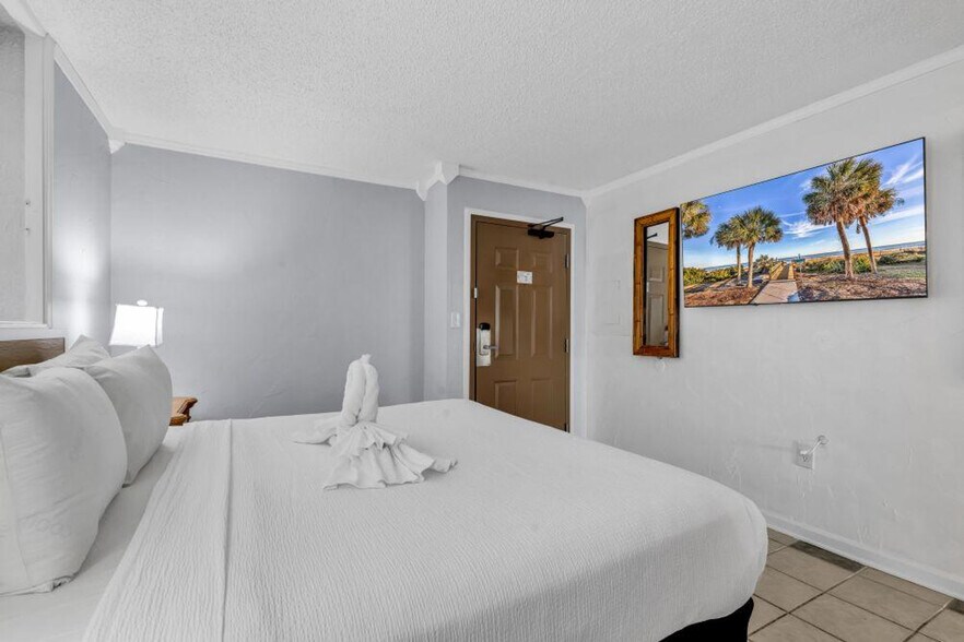 Building Photo - 2310 N Ocean Blvd