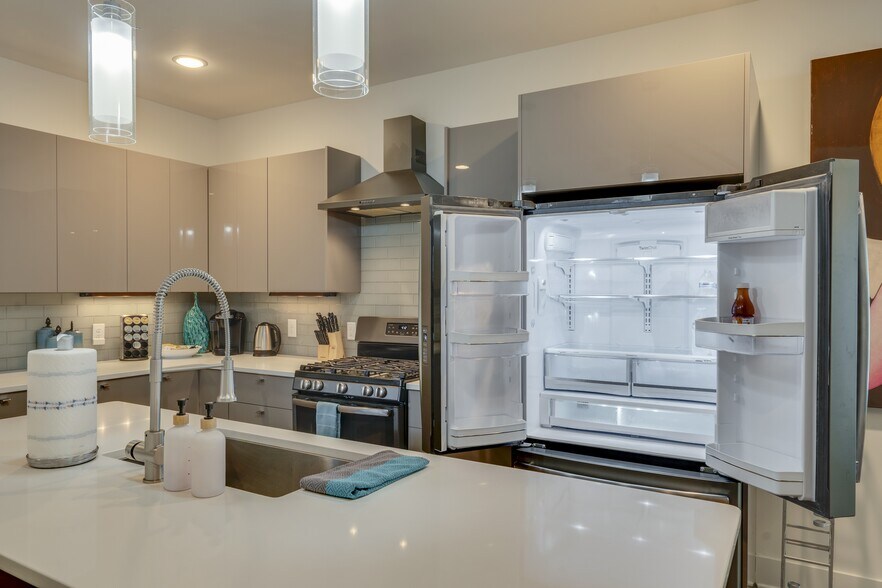 6 Burner gas, refrigerator and Convenction Oven microwave - 1910 11th Ave N