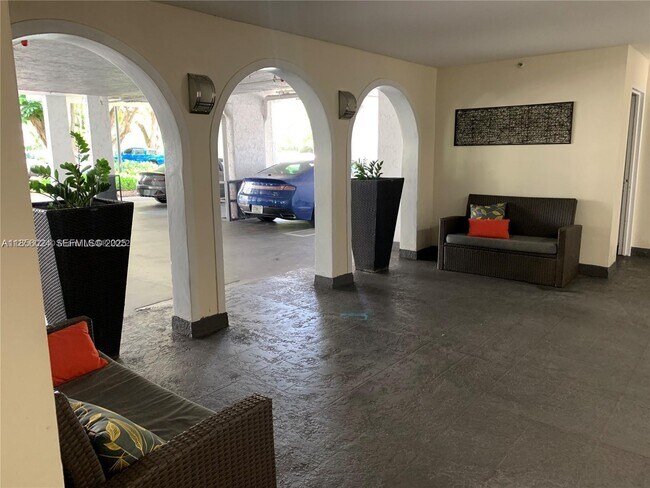 Building Photo - 650 NE 64th St