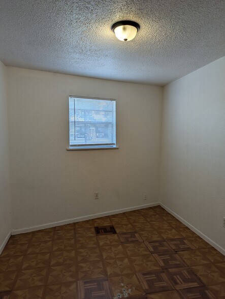 Building Photo - 201 W 1st St