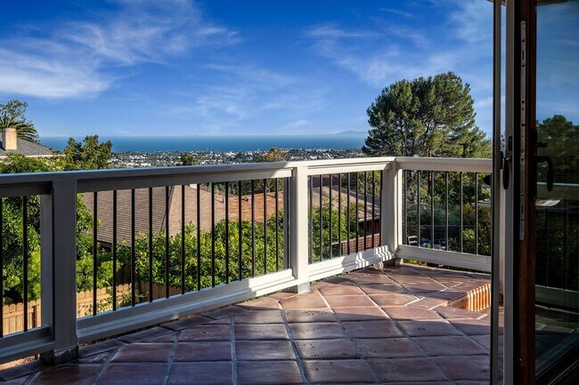 Building Photo - Beautiful 4 Bedroom 3 Bath Lower Riviera C...