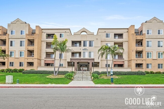 Building Photo - Modern 2 Bed Condo with Resort-Style Amenities in UTC