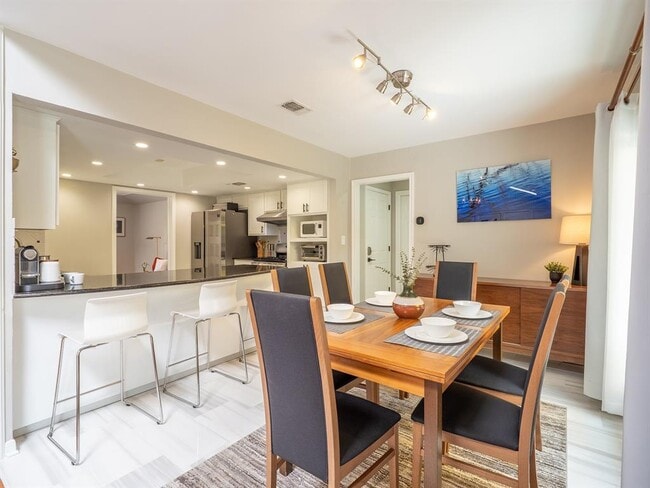 Building Photo - 2110 Wychwood Dr