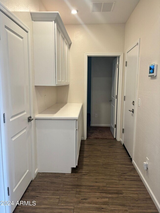 Building Photo - 2002 E Brooklyn Dr