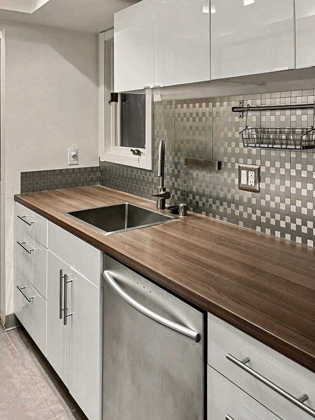 Building Photo - 7252 Foxridge Cir