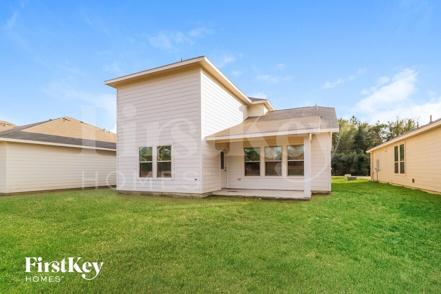 Building Photo - 14725 Country Club Dr