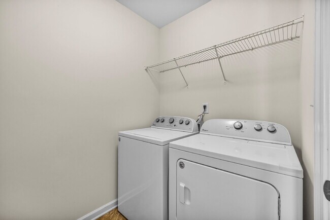 Building Photo - Your Next Home Awaits! 3BR Townhome with G...