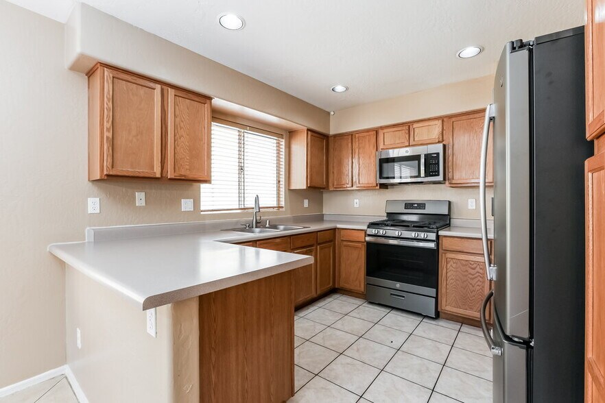 Building Photo - 1653 N 136th Ln